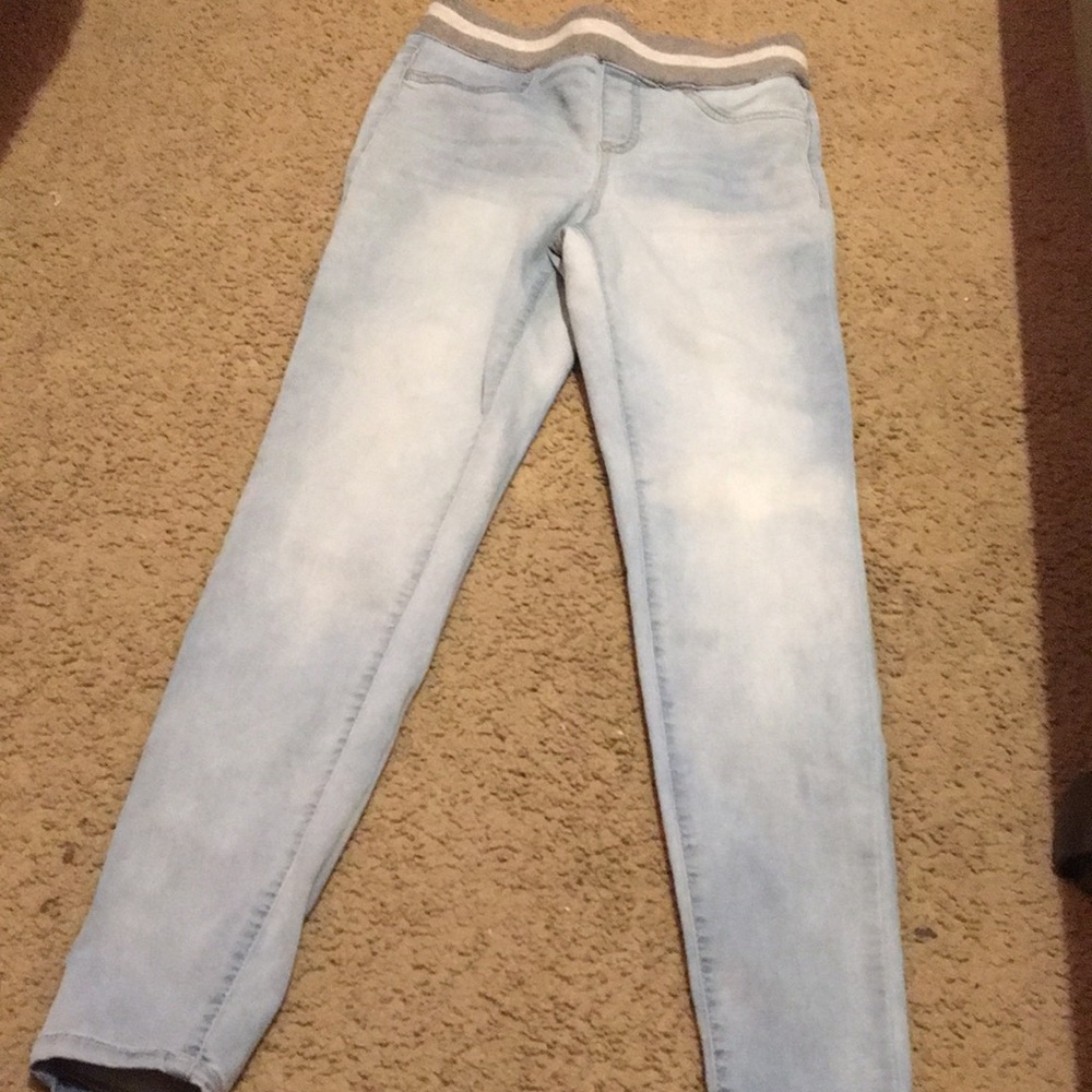 Light blue jeans wit grey and white striped band